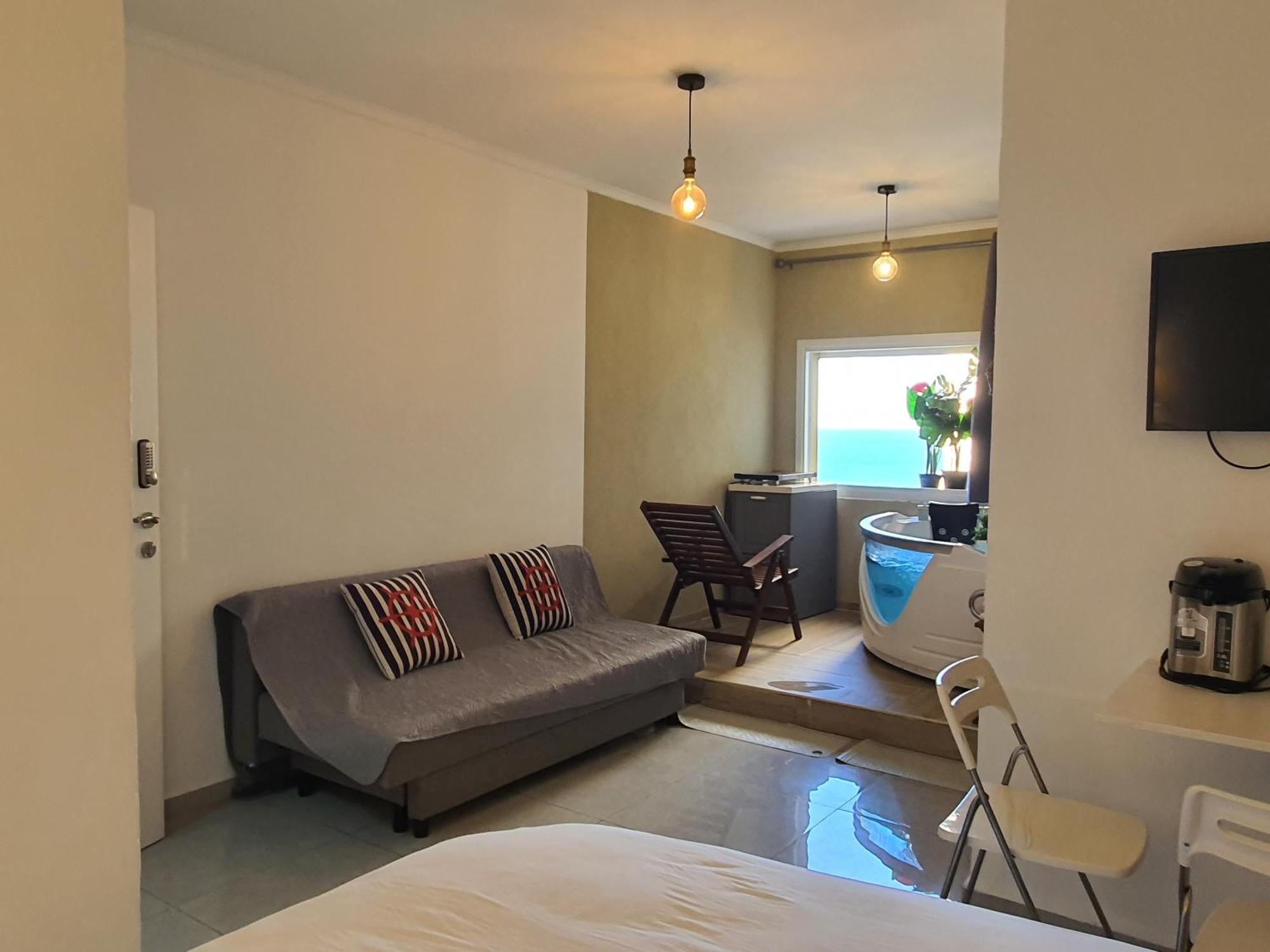 Magic On The Sea-Suites With A Private Jacuzzi And A Private Sea View ネタニア 部屋 写真